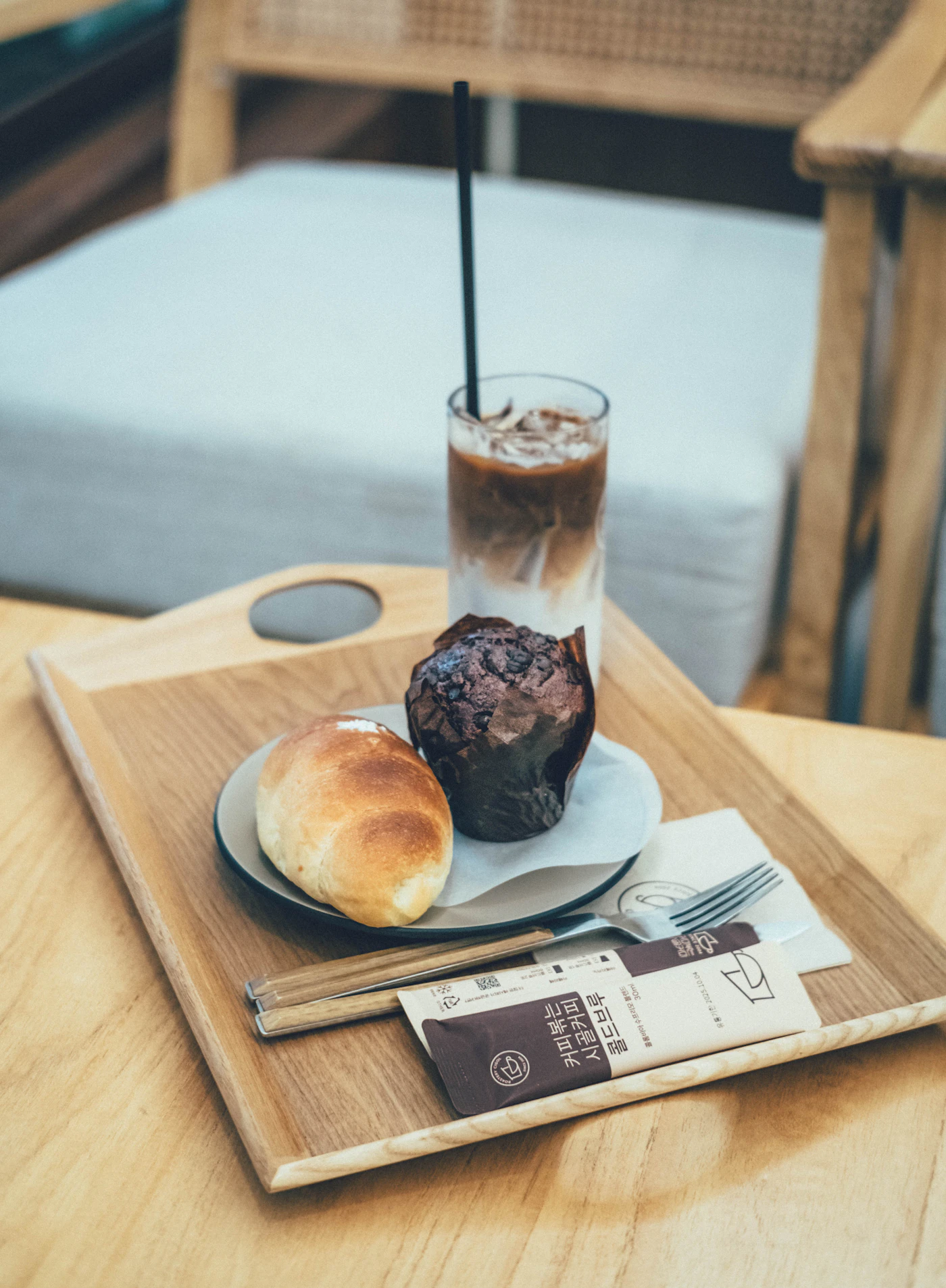 木のトレイに並んだコーヒーと焼き菓子